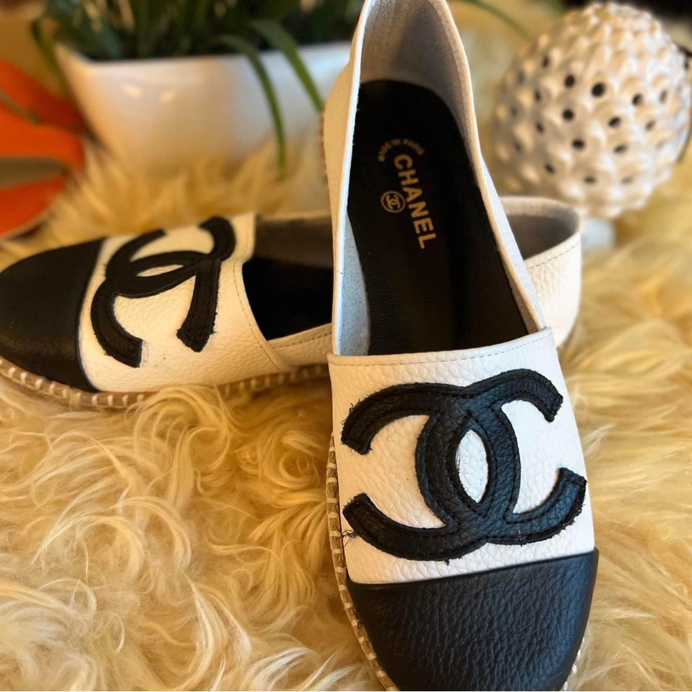 Brand new never been worn. Very comfortable flat shoes! No box.